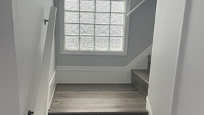 Eine Treppe mit Holzstufen und einer weißen Wand.