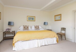 4 bedrooms, travel cot, Internet, bed sheets