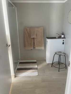 Doccia, asciugacapelli, asciugamani, sapone