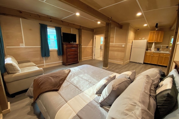 1 bedroom, desk, iron/ironing board, WiFi