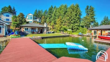 Zona residenziale con piscina, molo e case.