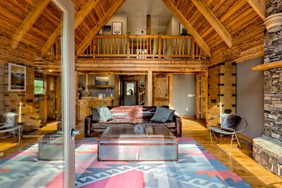 Stacked Stone Retreat - Bryson City Luxury Log Home close to town