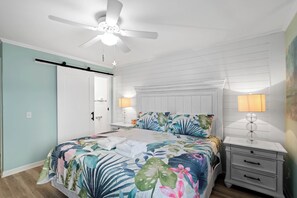 2 habitaciones, escritorio y tabla de planchar con plancha