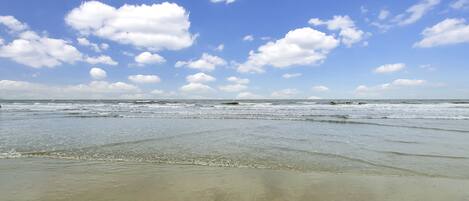 Nær stranden og strandhåndklær