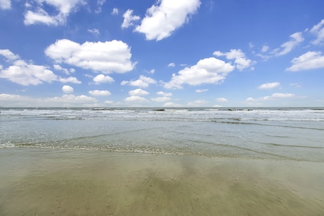 Beach nearby, beach towels. Frippin Fun Vacation - Fripp Island