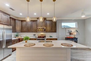 Fridge, microwave, oven, stovetop - Key Lime Cottage - Hosted By Moore AI Rentals (Fernandina Beach)