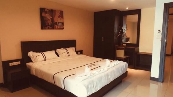 Elite-Zimmer | Zimmersafe, Schreibtisch, laptopgeeigneter Arbeitsplatz