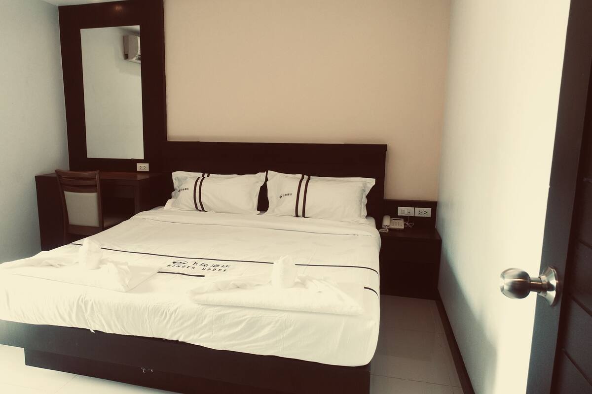 Comfort Room | In-room safe, desk, laptop workspace, blackout drapes