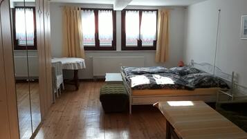 3 bedrooms, iron/ironing board, WiFi, bed sheets
