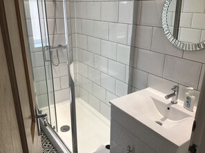 Regadera, toallas, jabón, papel de baño 
