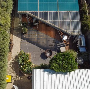 Una terrazza sul tetto con un giardino pensile, un braciere e piante in vaso.