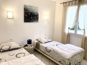 3 bedrooms, desk, soundproofing, iron/ironing board