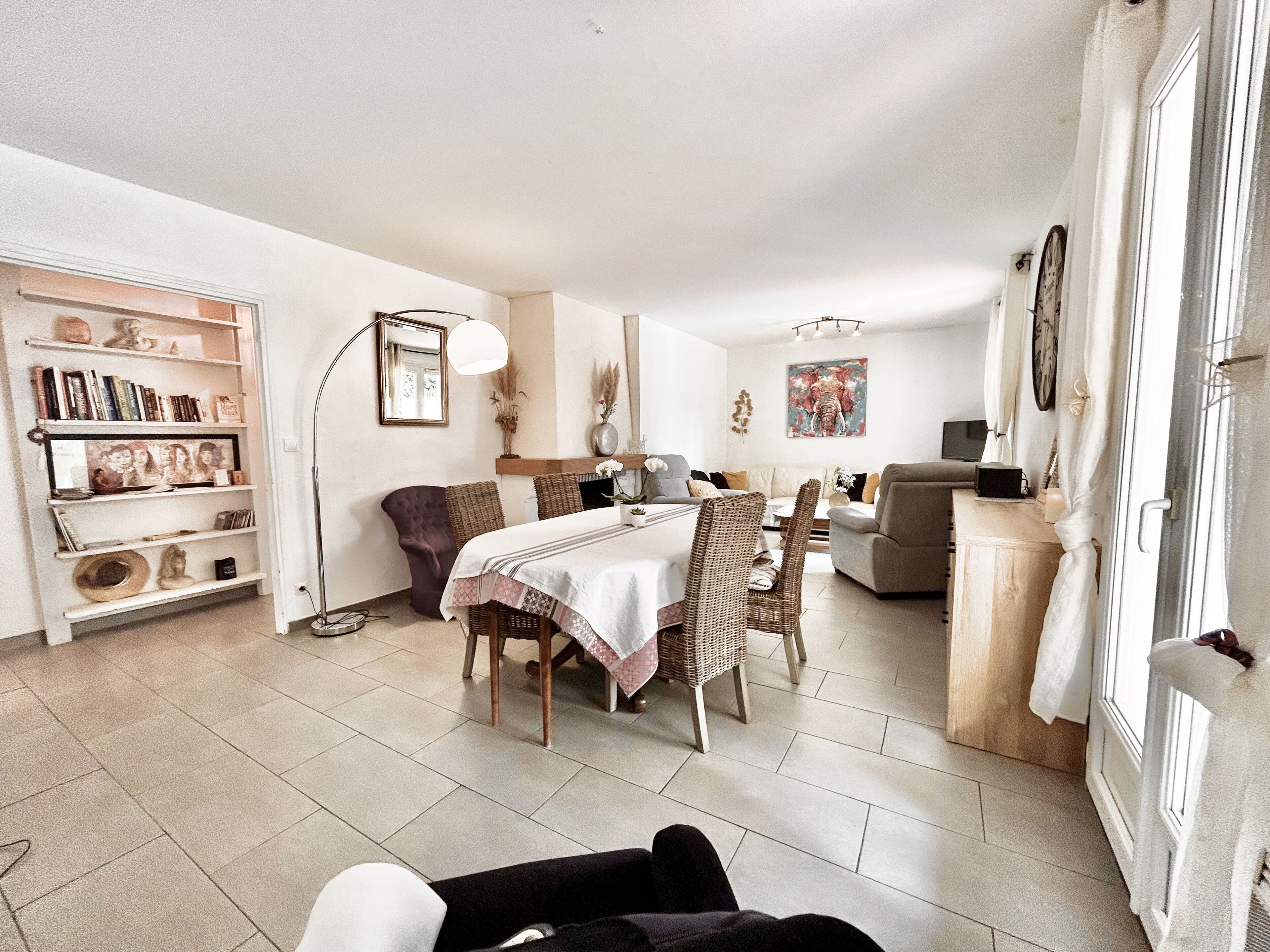 Smart TV, chimenea, libros y estéreo 