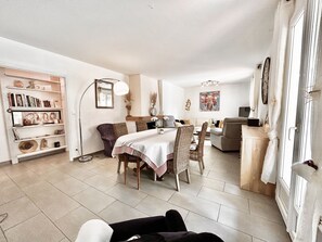 Una Smart TV, una chimenea, libros, un reproductor estéreo