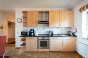 Kühlschrank, Mikrowelle, Ofen, Geschirrspüler