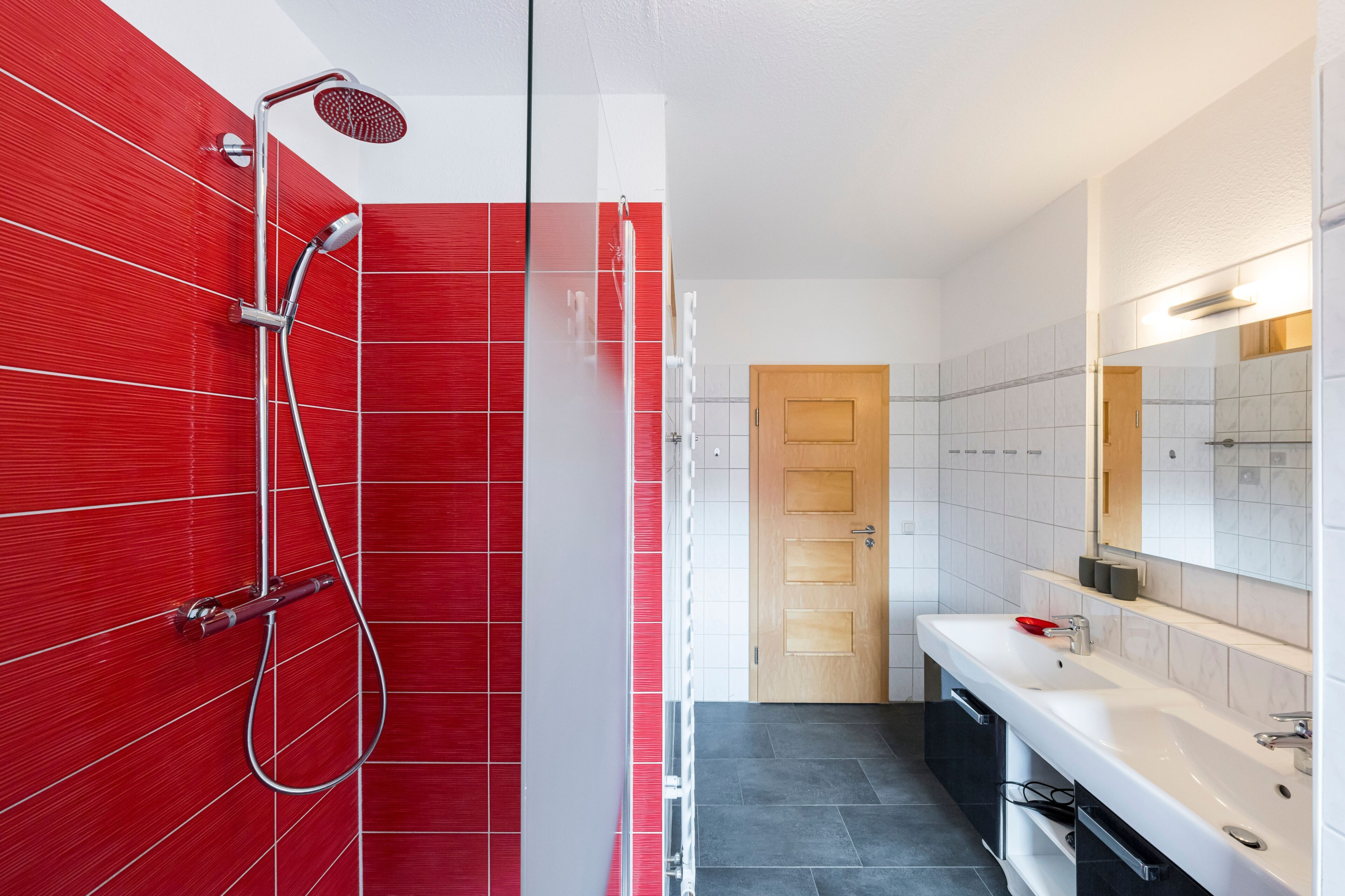Douche, sèche-cheveux, serviettes fournies, savon