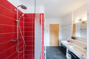 Dusche, Haartrockner, Handtücher, Seife