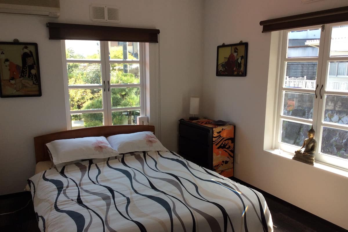 Cubrecamas, tabla de planchar con plancha, wifi gratis y ropa de cama