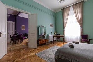 2 Schlafzimmer, Schreibtisch, Bügeleisen/Bügelbrett, Reisekinderbett