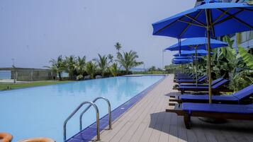 Udendørs pool, gratis hytter, parasoller