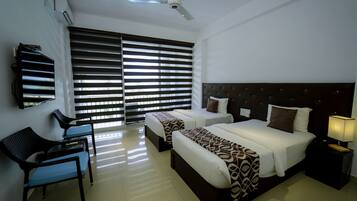 Ocean View Deluxe Twin | Minibar, skrivebord, arbejdsområde til bærbare computere, lydisolering