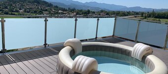 Superb south-facing architect-designed villa 230m2 with jacuzzi