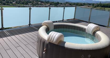 Superb south-facing architect-designed villa 230m2 with jacuzzi