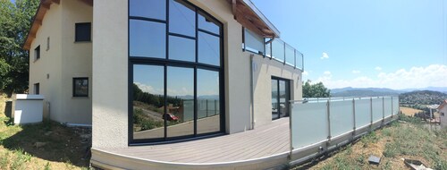 Superb south-facing architect-designed villa 230m2 with jacuzzi