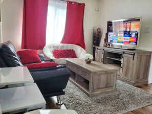 Smart TV, books - Updated farm style Apt. w/ loft minutes from Airport and Seattle (Tukwila)