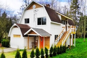 Exterior - Updated farm style Apt. w/ loft minutes from Airport and Seattle (Tukwila)