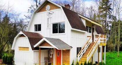 Updated farm style Apt. w/ loft minutes from Airport and Seattle