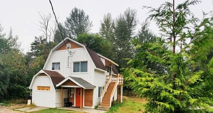 Updated farm style Apt. w/ loft minutes from Airport and Seattle
