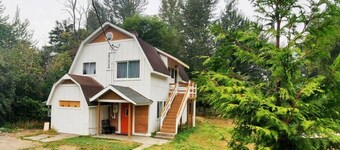 Updated farm style Apt. w/ loft minutes from Airport and Seattle