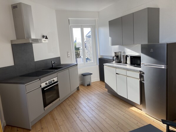 Een microgolfoven, een vaatwasser, een koffiezetapparaat/waterkoker