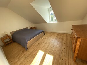 3 slaapkamers, een strijkplank/strijkijzer, wifi, beddengoed