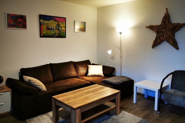 Ferienwohnung in Burgau mit persönlichem Ambiente-Wohnzimmer am Abend