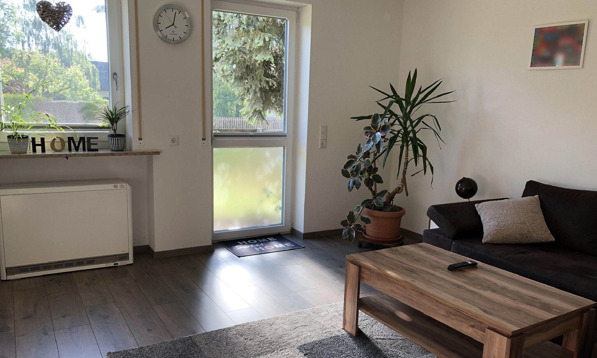 Ferienwohnung in Burgau mit persönlichem Ambiente-Wohnzimmer mit Türe zum Vorgarten