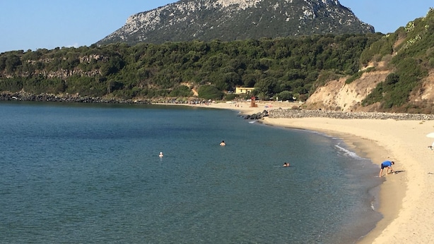A beach with clear water, a sandy shore, and a mountain in the background. - Modern apartment in the historic center of Orosei 70 M² - French Alps  (OROSEI)