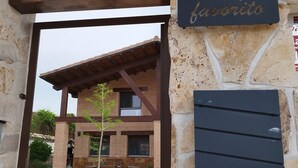 Un mur de pierre sur lequel est affiché un panneau indiquant « Mi lugar favorito » et un cadre de porte en bois.