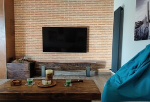 Smart-TV, Kamin, Videospiele, Tischtennisplatte