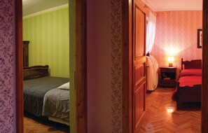 6 bedrooms, iron/ironing board, WiFi, bed sheets