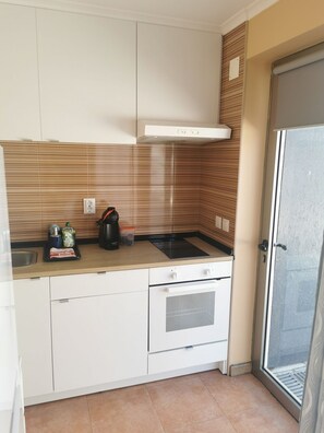 Fridge, microwave, oven, stovetop - Casa Chrystèle (São Martinho do Porto)