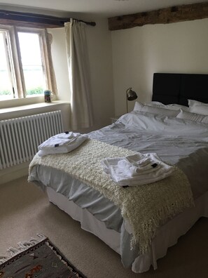 2 habitaciones, escritorio, tabla de planchar con plancha y wifi 