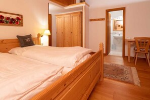 5 Schlafzimmer, Schreibtisch, Bügeleisen/Bügelbrett, kostenloses WLAN