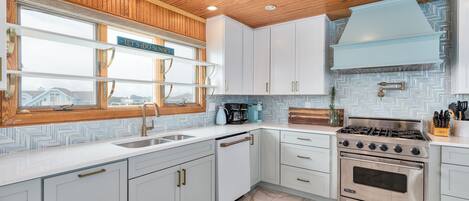 冷蔵庫、電子レンジ、オーブン、コンロ