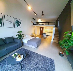 Deluxe Suite | Living area | 40-inch LCD TV with digital channels, TV