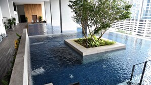 Outdoor pool, sun loungers - Establishment EST Bangsar By Greater Stay (Kuala Lumpur)