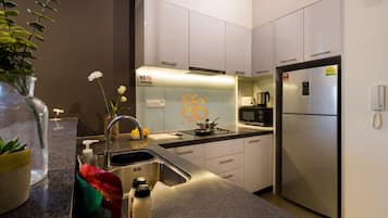 Appartement Présidentiel | Cuisine privée | Grand réfrigérateur, micro-ondes, four, plaque de cuisson