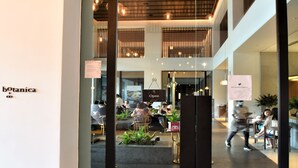 2 restaurants; breakfast, lunch, and dinner served - Establishment EST Bangsar By Greater Stay (Kuala Lumpur)