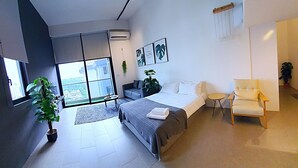 Deluxe Suite | Living area | 40-inch LCD TV with digital channels, TV - Establishment EST Bangsar By Greater Stay (Kuala Lumpur)